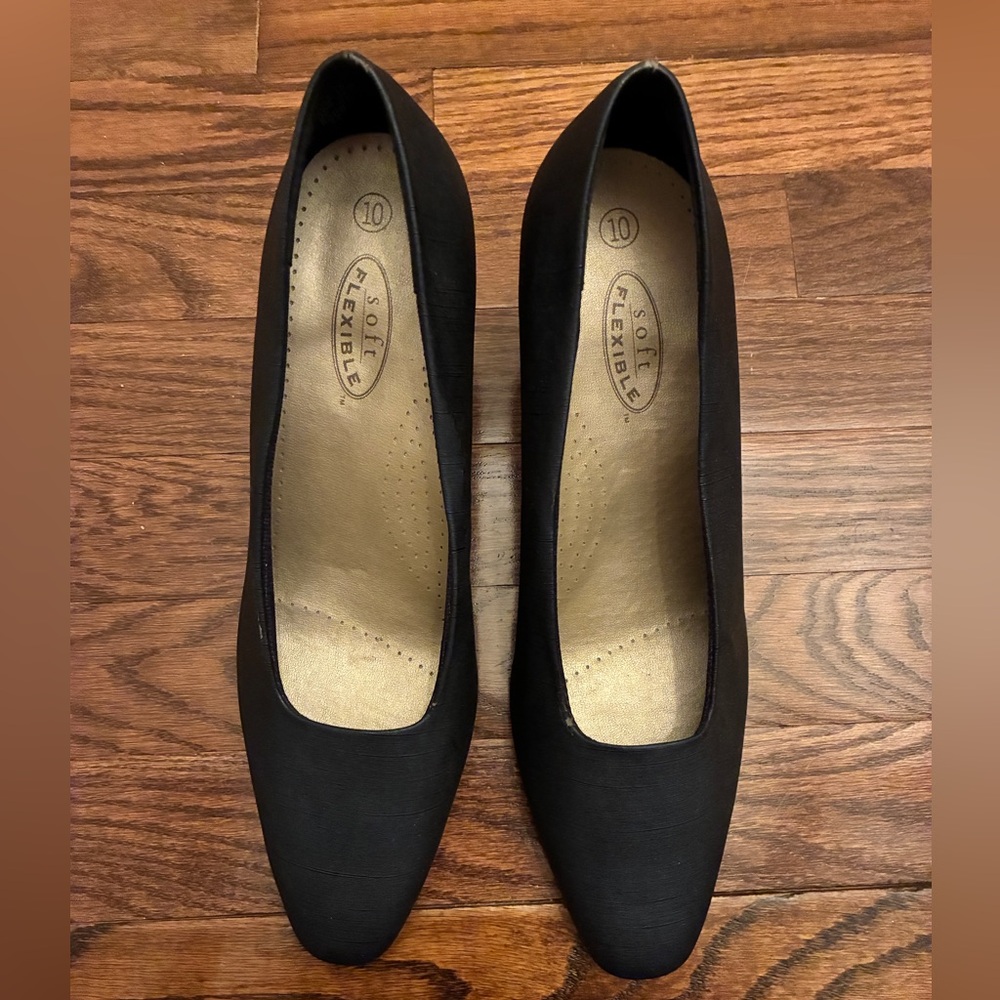 NIB Soft Flexible Navy Pumps 2.5" Heel Size 10 - Picture 3 of 14